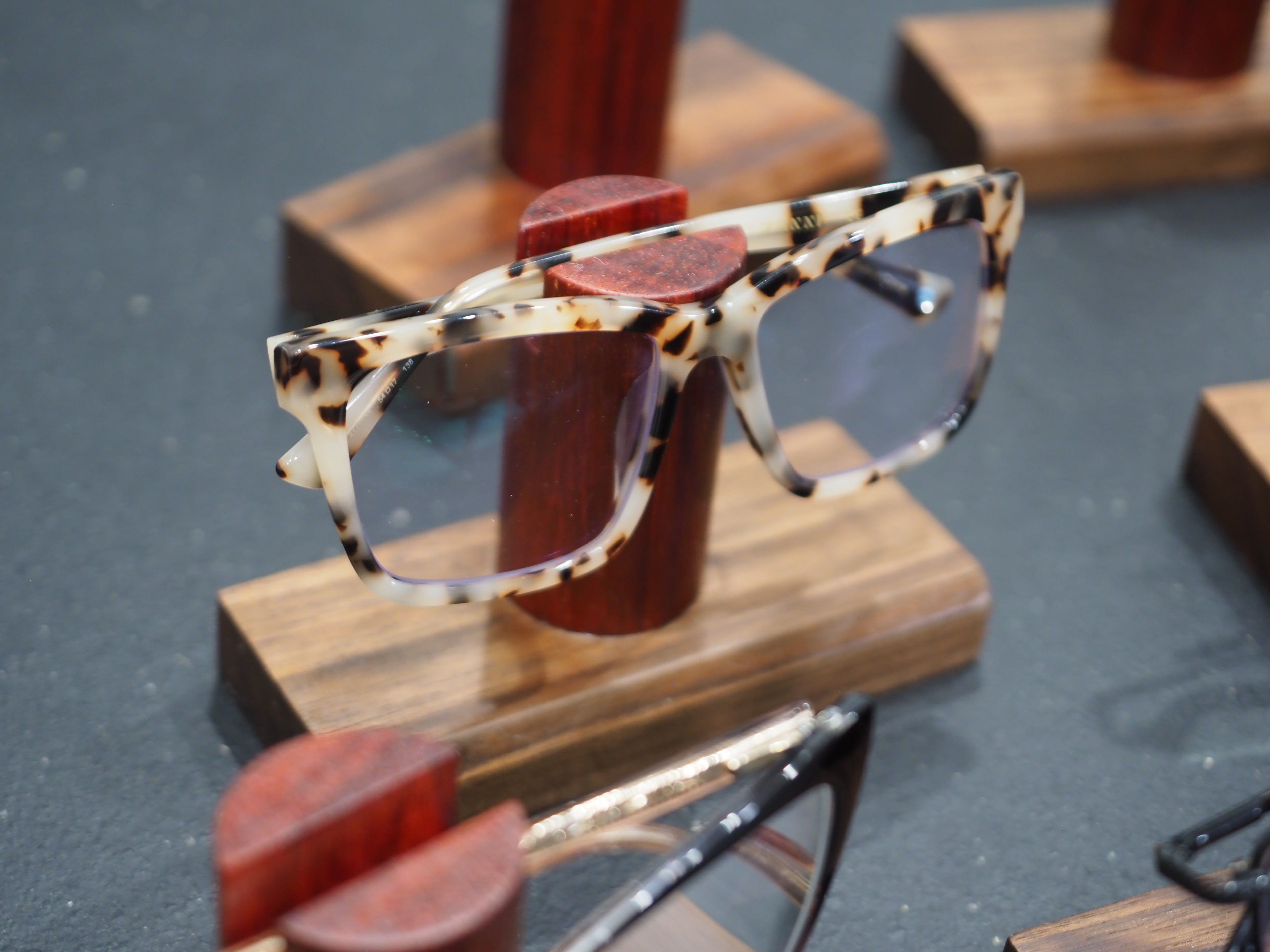 Glasses Holder Red & Dark