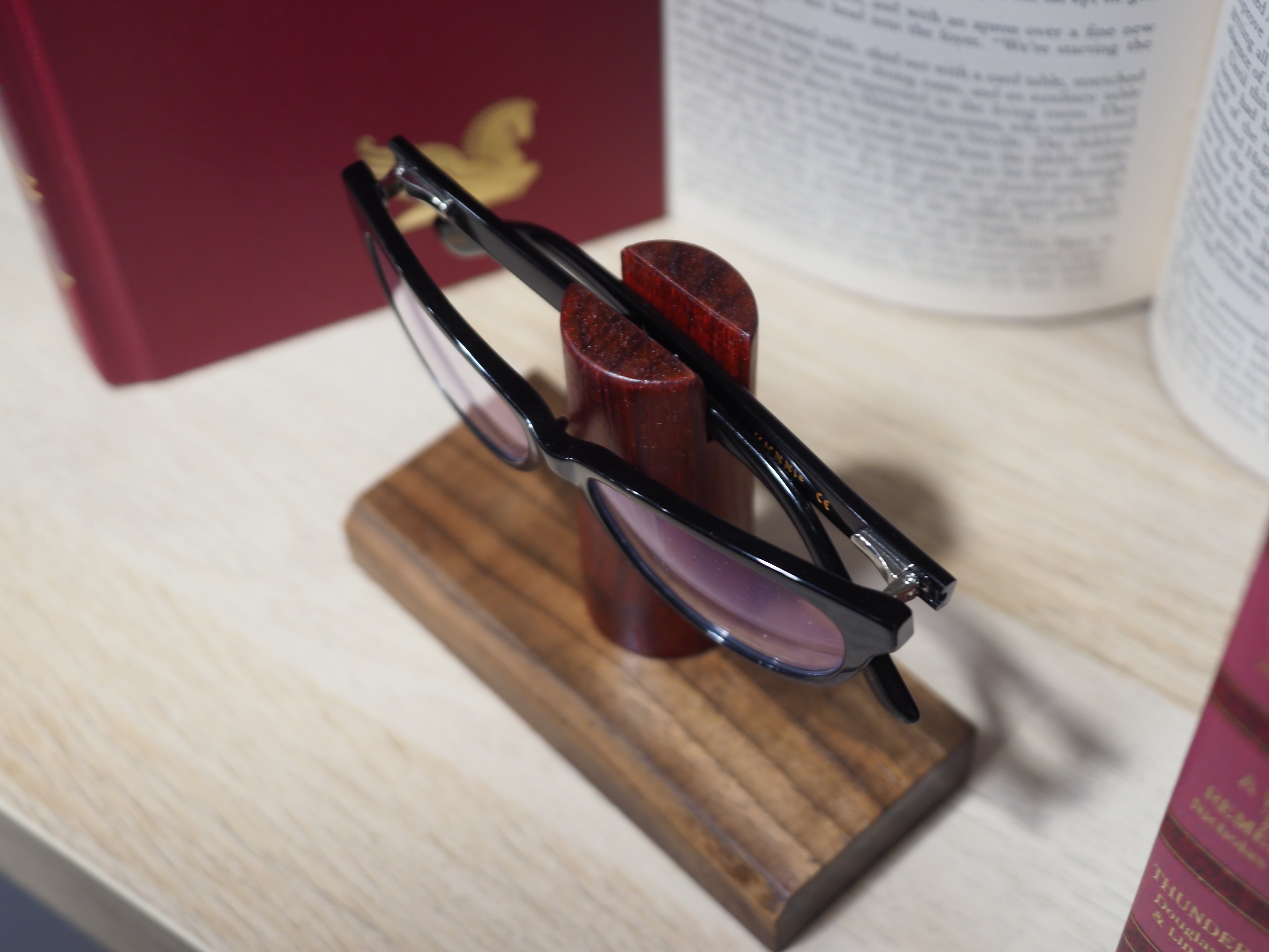 Glasses Holder Red & Dark